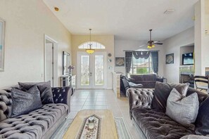 TV, offices - Dog friendly home with private pool, washer & dryer, and Wifi (Marco Island)