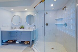 Shower, towels - Elegant dog-friendly all-suite boater’s paradise near beach with private dock (Naples)