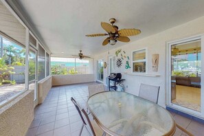 Outdoor dining - Elegant dog-friendly all-suite boater’s paradise near beach with private dock (Naples)