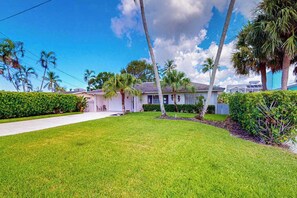 Property grounds - Elegant dog-friendly all-suite boater’s paradise near beach with private dock (Naples)