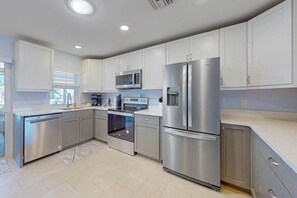 Fridge, microwave, oven, stovetop - Elegant dog-friendly all-suite boater’s paradise near beach with private dock (Naples)