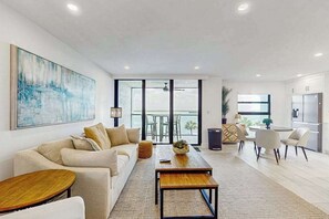 TV, offices - Waterfront condo with stunning views, WiFi, heated pool & hot tub (Marco Island)