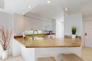 Private kitchen - Waterview condo with shared pool, pickleball, and WIFI (Marco Island)