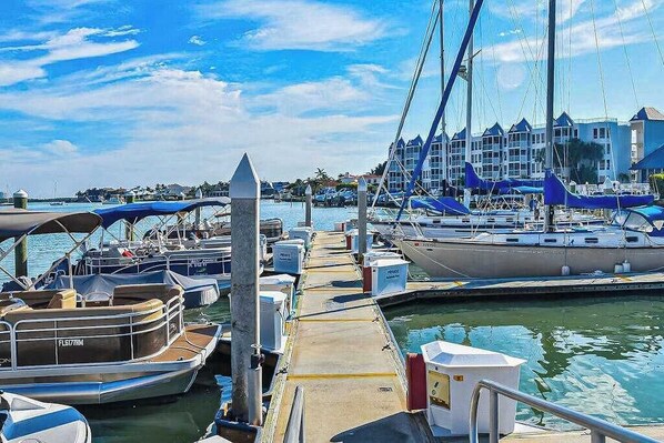 Marina - Charming waterfront condo with balcony views, hot tub, tennis courts & pool (Marco Island)