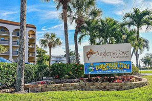Property grounds - Charming waterfront condo with balcony views, hot tub, tennis courts & pool (Marco Island)