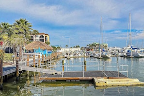 Marina - Charming waterfront condo with balcony views, hot tub, tennis courts & pool (Marco Island)