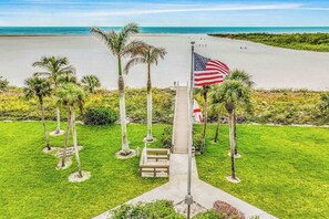 On the beach - Gulf front condo with heated pool, tennis court, and fitness center (Marco Island)