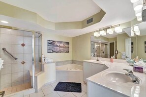 Shower, hair dryer, towels - Oceanfront condo with pool, hot tub, beach access, & washer/dryer (Bonita Springs)