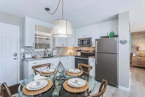 Fridge, microwave, oven, stovetop - Great location, stunning views, near beach - great for snowbirds (Bonita Springs)