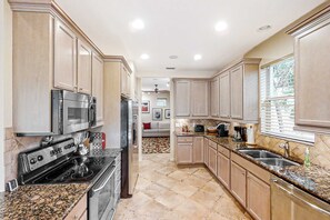 Fridge, microwave, oven, stovetop - Gated-entry townhome with on-site golf, pool, gym, clubhouse & rec amenities (Bonita Springs)