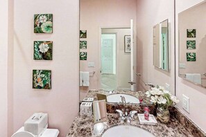 Shower, hair dryer, towels - Gated-entry townhome with on-site golf, pool, gym, clubhouse & rec amenities (Bonita Springs)