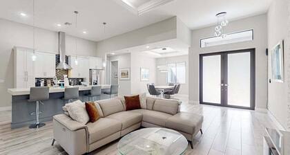 Luxurious home with private washer/dryer, enclosed yard, WiFi, & screened lanai