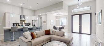 Luxurious home with private washer/dryer, enclosed yard, WiFi, & screened lanai