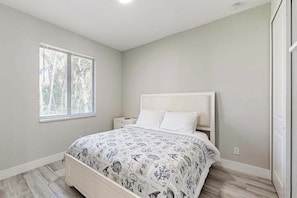 4 bedrooms, iron/ironing board, WiFi, bed sheets - Luxurious home with private washer/dryer, enclosed yard, WiFi, & screened lanai (Bonita Springs)