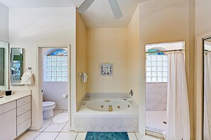 Shower, towels - Dog-friendly canal-front home with a private pool & dock in a prime location (Cape Coral)