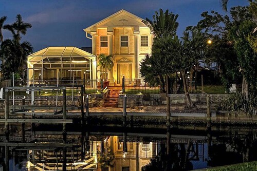 Villa Euphoria: Chic 2-unit, canal-front retreat with 2 pools & private dock