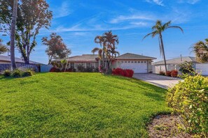 Property grounds - Luxury coastal retreat with office, lanai, pool, alfresco dining & tiki bar (Cape Coral)
