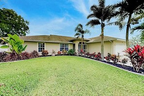 Exterior - Luxury coastal retreat with office, lanai, pool, alfresco dining & tiki bar (Cape Coral)