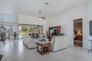 TV, offices - Updated lake-view luxury home with private heated pool & jetted tub (Cape Coral)