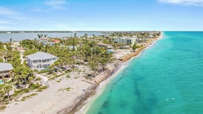 Beach nearby - Blissful Beach Retreat A, Close to Beaches, Dog-Friendly, Private Deck (Englewood)