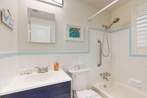 Shower, hair dryer, towels, shampoo - Bayfront oasis with screened lanai, views, private dock, & beach access nearby (Englewood)