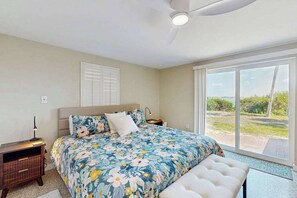 2 bedrooms, iron/ironing board, WiFi, bed sheets - Bayfront oasis with screened lanai, views, private dock, & beach access nearby (Englewood)