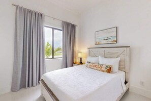 4 bedrooms, iron/ironing board, WiFi, bed sheets - New modern home with pool, lawn, W/D, Wifi and AC (Cape Coral)