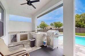 Terrace/patio - New modern home with pool, lawn, W/D, Wifi and AC (Cape Coral)