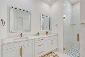 Shower, hair dryer, towels - New modern home with pool, lawn, W/D, Wifi and AC (Cape Coral)