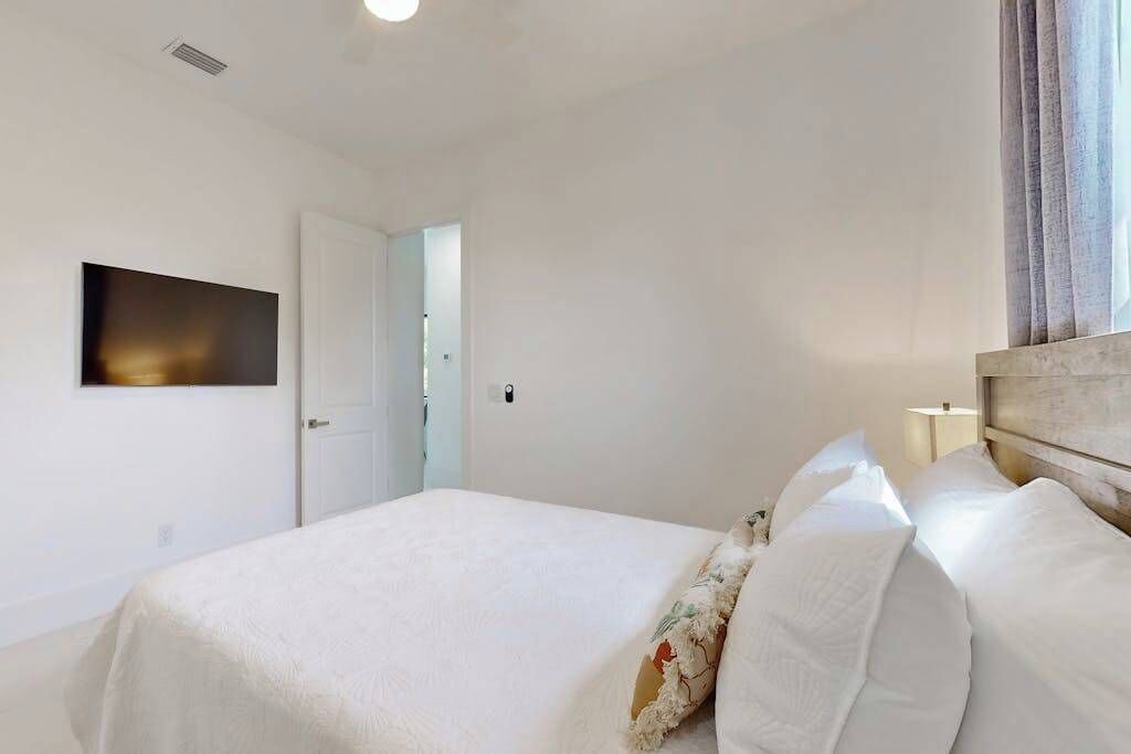 4 bedrooms, iron/ironing board, WiFi, bed sheets