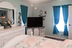 3 bedrooms, iron/ironing board, WiFi, bed sheets - Dog-friendly home with private heated saltwater pool, patio, grill, & streaming (Cape Coral)