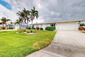 Exterior - Chic pool home w/ designer, heated, saltwater pool,attached spa, covered patio (Cape Coral)