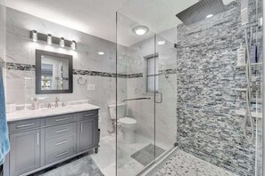 Shower, hair dryer, towels, shampoo - Dog-friendly water-view house with pool & firepit - snowbirds welcome (Cape Coral)