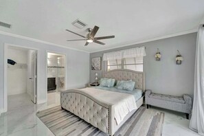 WiFi, bed sheets - Dog-friendly water-view house with pool & firepit - snowbirds welcome (Cape Coral)