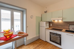 Fridge, microwave, oven, stovetop - Spacious One-Bedroom Apartment in the Heart of Vals-les-Bains (Vals-les-Bains)