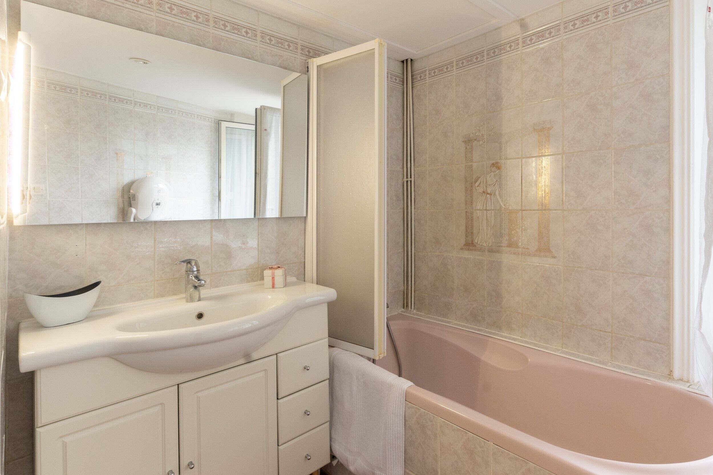 Dusj, hårføner og håndklær