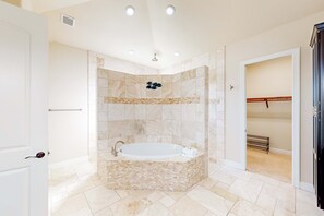 Shower, hair dryer, towels - Amazing dog-friendly riverfront oasis w/ private pool, patio, dock & EV charger (Cape Coral)
