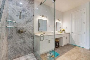 Shower, hair dryer, towels - Dog-friendly Waterfront home with private pool, on-site fishing (Cape Coral)