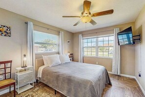 2 bedrooms, iron/ironing board, WiFi, bed sheets - Dog friendly house with private pool, lanai, and washer & dryer (Rotonda West)