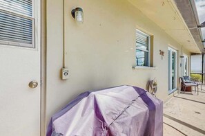 Terrace/patio - Dog friendly house with private pool, lanai, and washer & dryer (Rotonda West)