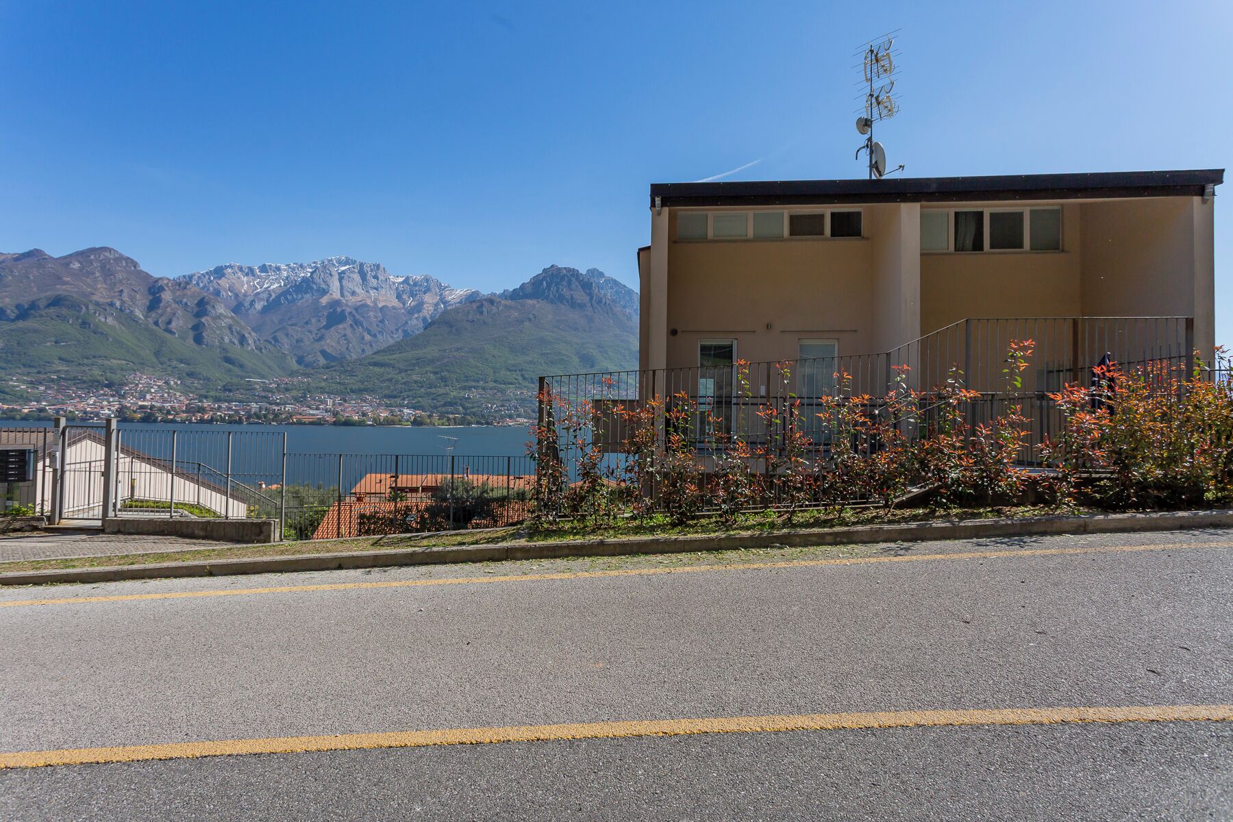 Un edificio con vistas a montañas y un lago.
