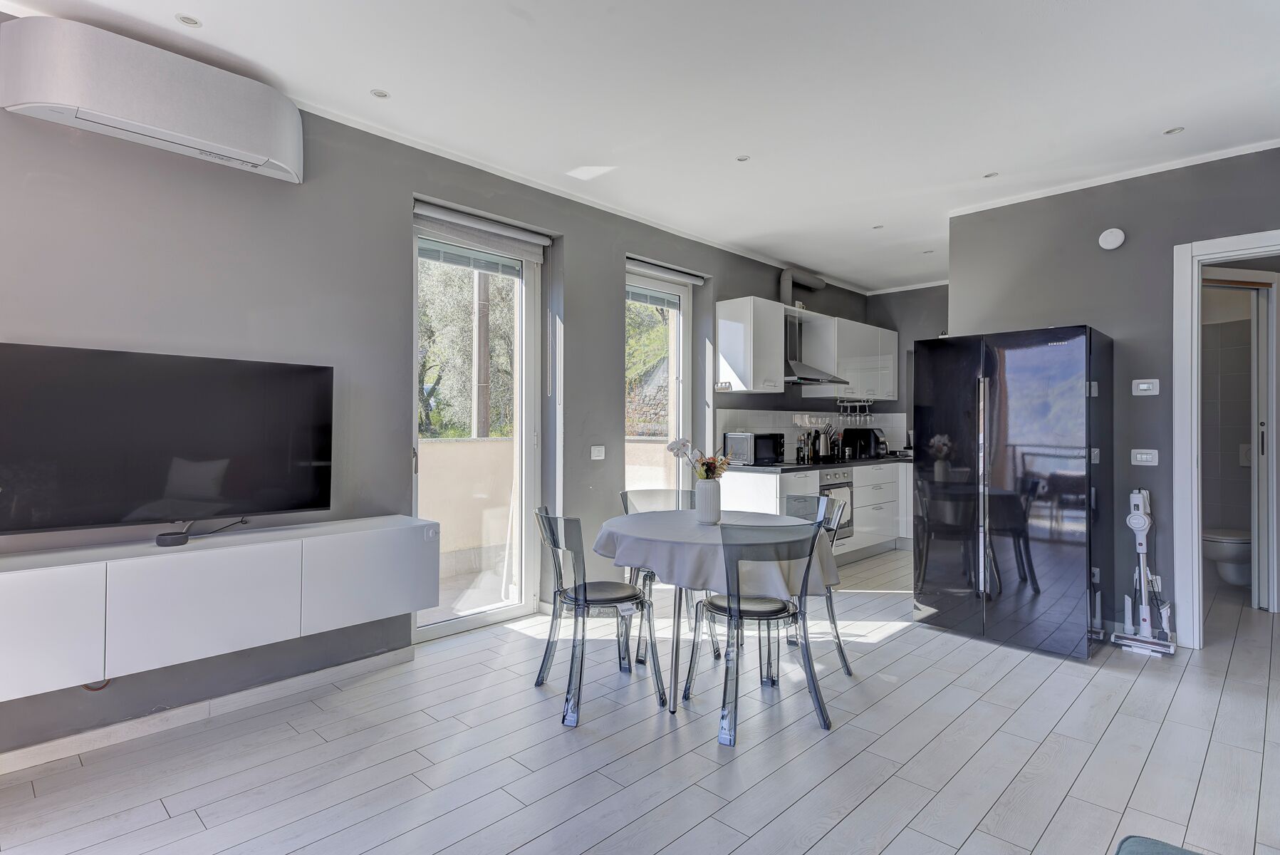Appartamento, 2 camere da letto, balcone, vista lago | Area soggiorno | TV 30 pollici con canali satellitari