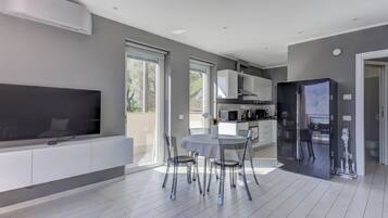 Appartamento, 2 camere da letto, balcone, vista lago | Area soggiorno | TV 30 pollici con canali satellitari