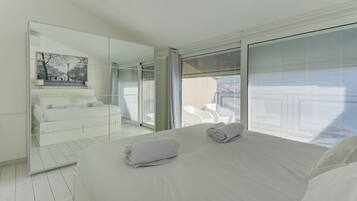 Appartamento, 2 camere da letto, balcone, vista lago | Ferro/asse da stiro, Wi-Fi gratuito, lenzuola