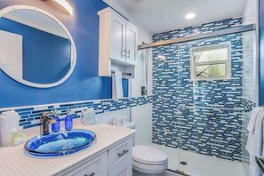Shower, hair dryer, towels - Waterfront escape in the heart of the action with pool, spa, grill, & WiFi (Cape Coral)