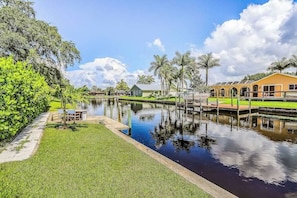 Property grounds - Waterfront escape in the heart of the action with pool, spa, grill, & WiFi (Cape Coral)