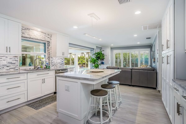 Fridge, microwave, oven, stovetop - Waterfront escape in the heart of the action with pool, spa, grill, & WiFi (Cape Coral)