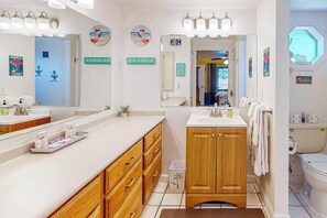 Shower, hair dryer, towels - Dog-friendly home with a private heated pool, screened lanai, W/D, & AC (Cape Coral)