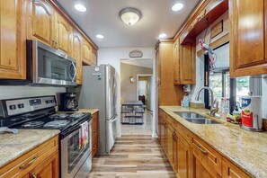 Fridge, microwave, oven, stovetop - Dog-friendly home with a private heated pool, screened lanai, W/D, & AC (Cape Coral)