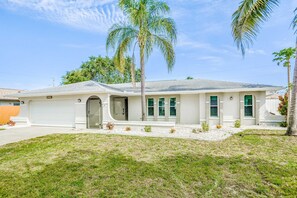 Exterior - Snowbird-friendly home with enclosed yard, pool, patio, AC, & WiFi - 2 dogs OK (Cape Coral)